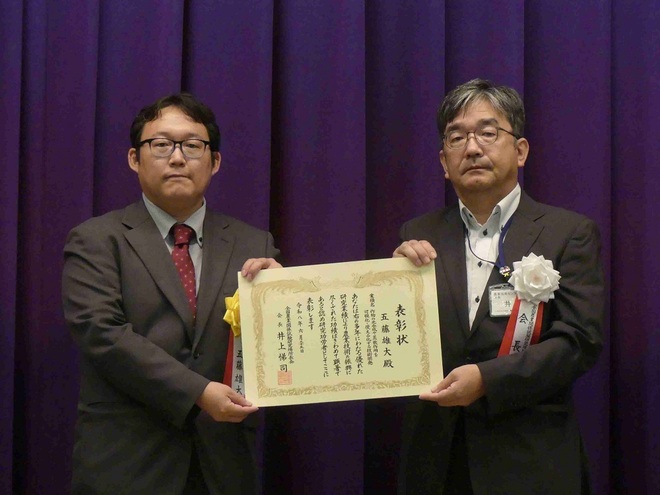 表彰状（左：五藤チーフ、右：井上会長）