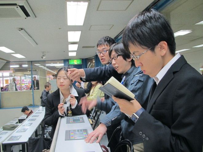 熱心にメモを取り質問する花き科の学生