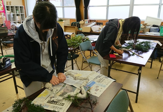 針金と新聞紙でリース土台づくり