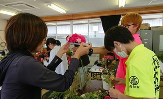 規定の大きさにできているか計測中