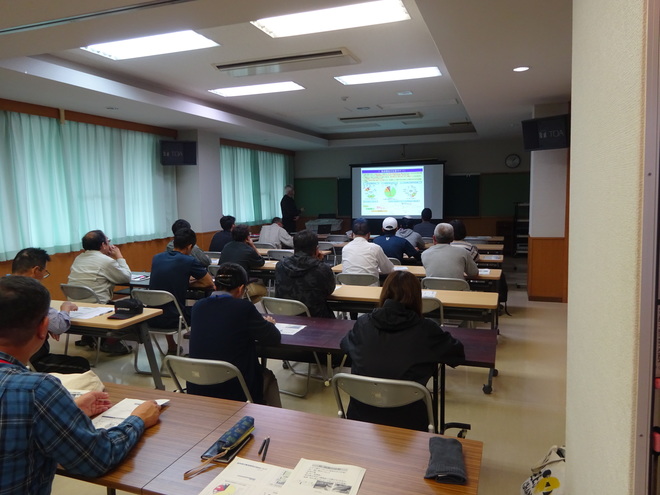 養液栽培について熱心に講演を聴く参加者