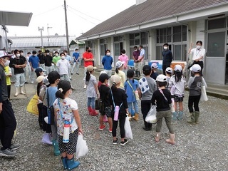 農業大学校片岡校長先生の話を聞く小学生