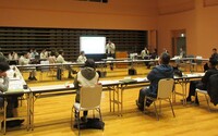 普及推進会議で出席者と意見交換しています