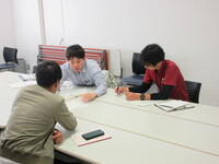 法人化のメリットと注意点を説明する普及指導員