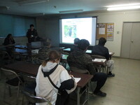 メモを取りながら 話を聞く生産者