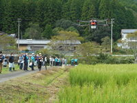 ドローンの散布実演の様子を見学する参加者