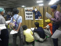 出荷規格について熱心に確認する部会員