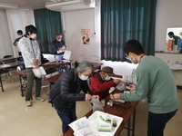 農業基礎講座での土壌分析ワークショップの様子