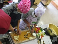 食材を切る小学生