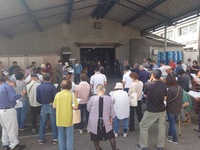 普及指導員の説明を聞く参加者（ユズ目慣らし会）